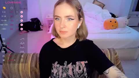 Snapshot of shyfoxxxy chatting on 03/06/25, 03:02 Effie online show from 03/06/25, 03:02