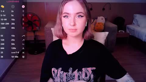 Snapshot of shyfoxxxy chatting on 03/10/25, 08:01 Effie online show from 03/10/25, 08:01