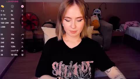 Snapshot of shyfoxxxy chatting on 03/12/25, 06:55 Effie online show from 03/12/25, 06:55