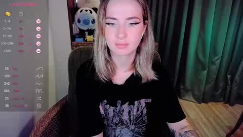 Snapshot of shyfoxxxy chatting on 09/12/25, 05:29 Effie online show from 09/12/25, 05:29