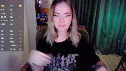 Snapshot of shyfoxxxy chatting on 09/15/25, 06:24 Effie online show from 09/15/25, 06:24