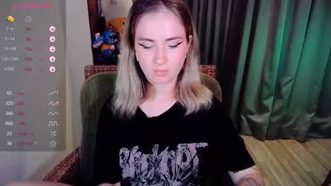 Snapshot of shyfoxxxy chatting on 09/16/25, 07:09 Effie online show from 09/16/25, 07:09