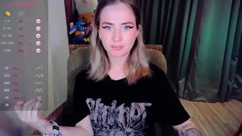 Snapshot of shyfoxxxy chatting on 10/06/25, 11:07 Effie online show from 10/06/25, 11:07