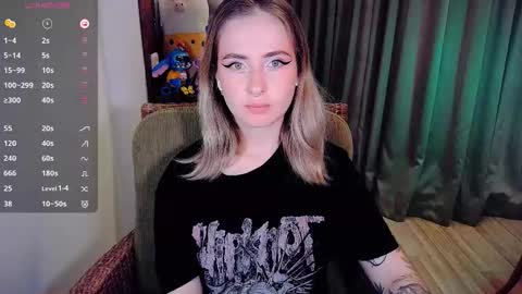 Snapshot of shyfoxxxy chatting on 10/09/25, 05:38 Effie online show from 10/09/25, 05:38