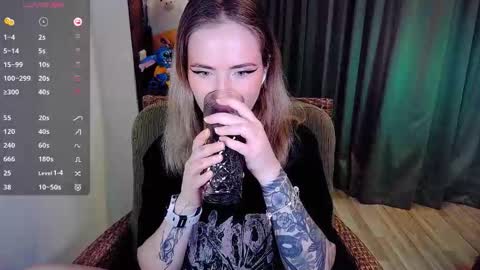 Snapshot of shyfoxxxy chatting on 10/15/25, 06:46 Effie online show from 10/15/25, 06:46