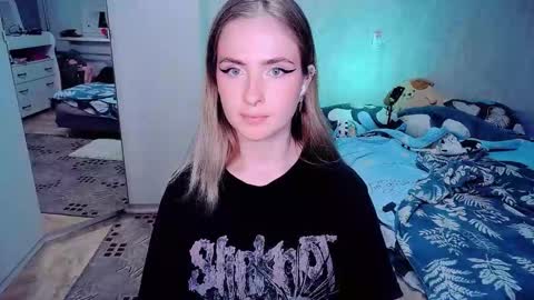 Snapshot of shyfoxxxy chatting on 10/28/25, 03:47 Effie online show from 10/28/25, 03:47