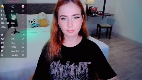 Snapshot of shyfoxxxy chatting on 04/08/26, 06:02 Effie online show from 04/08/26, 06:02