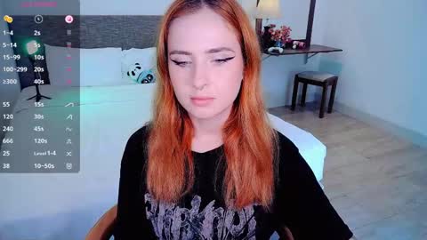 Snapshot of shyfoxxxy chatting on 04/10/26, 06:18 Effie online show from 04/10/26, 06:18