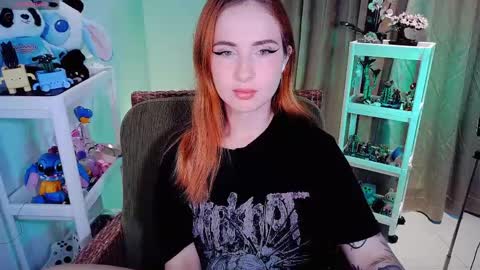Snapshot of shyfoxxxy chatting on 05/17/26, 06:33 Effie online show from 05/17/26, 06:33