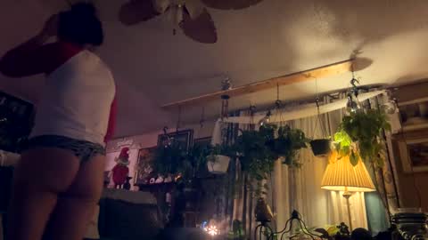 Snapshot of shyg1r1 chatting on 12/19/24, 10:24 Sasha online show from 12/19/24, 10:24