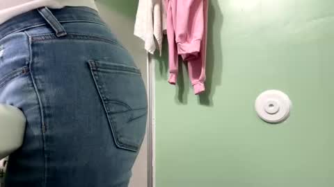 Snapshot of shyg1r1 chatting on 02/09/25, 08:34 Sasha online show from 02/09/25, 08:34