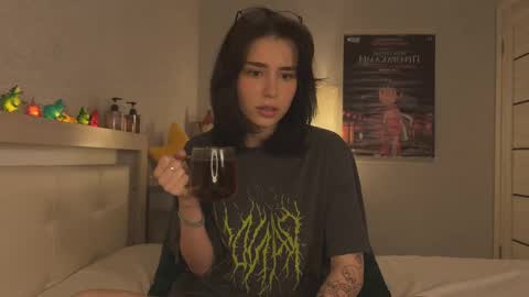 Snapshot of shygaze chatting on 11/16/25, 10:37 shygaze online show from 11/16/25, 10:37