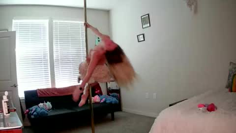 Snapshot of shyy_petitebaby chatting on 03/27/26, 03:45 shypetitebaby online show from 03/27/26, 03:45