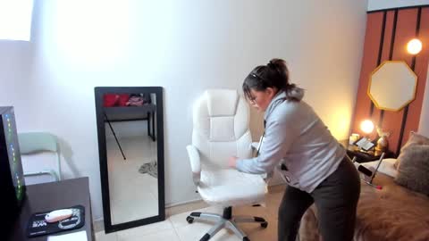 Snapshot of siamilf chatting on 12/01/24, 04:29 Mia online show from 12/01/24, 04:29