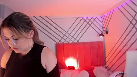 Snapshot of siamilf chatting on 12/12/24, 07:08 Mia online show from 12/12/24, 07:08