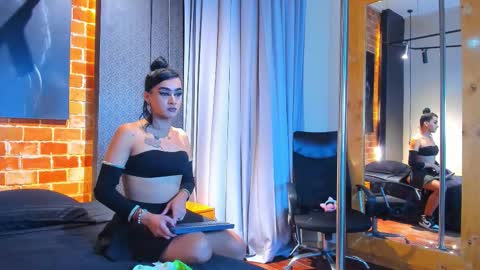 Snapshot of sienna_dark chatting on 03/12/26, 11:27 SinnaDark online show from 03/12/26, 11:27