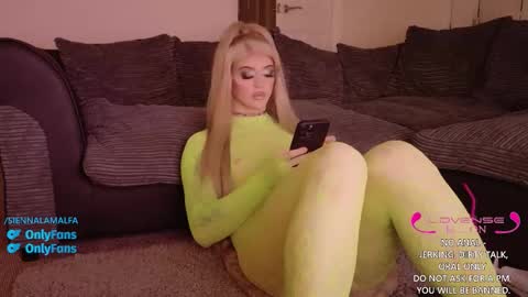 Snapshot of siennalamalfa chatting on 10/16/25, 01:23 Sienna La Malfa online show from 10/16/25, 01:23