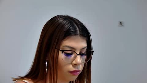 Snapshot of sierra_halle chatting on 03/08/25, 05:33 SIERRA online show from 03/08/25, 05:33