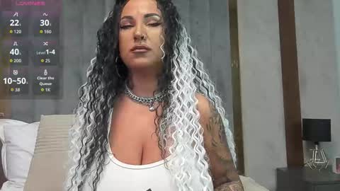 Snapshot of sierra_quinn chatting on 12/23/25, 06:33 Sierra online show from 12/23/25, 06:33