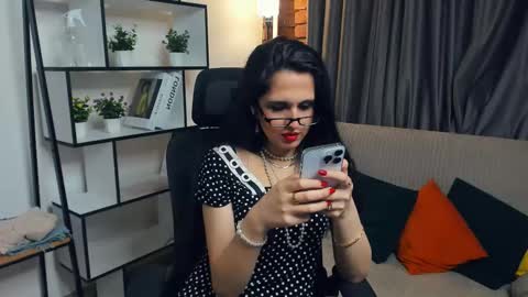 Snapshot of silvertempt chatting on 10/15/25, 01:22 Syrena online show from 10/15/25, 01:22