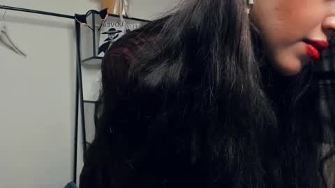 Snapshot of silvertempt chatting on 10/21/25, 01:45 Syrena online show from 10/21/25, 01:45