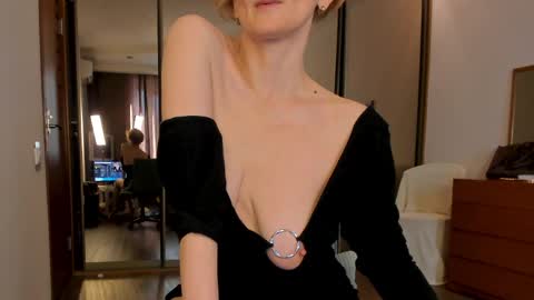 Snapshot of simonadebeauvoir chatting on 04/01/26, 01:12 Simona online show from 04/01/26, 01:12