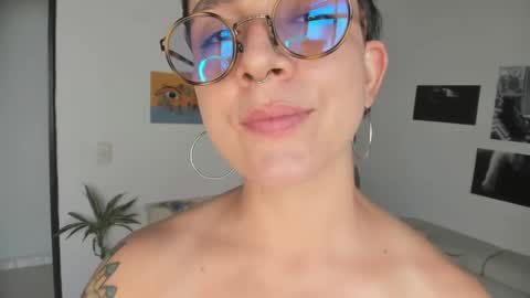 Snapshot of simone_4201 chatting on 01/08/25, 04:33 Sim. online show from 01/08/25, 04:33