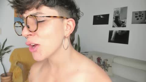 Snapshot of simone_4201 chatting on 02/10/25, 09:04 Sim. online show from 02/10/25, 09:04