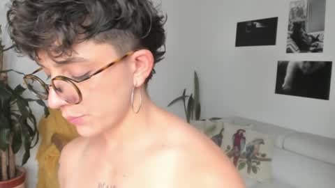 Snapshot of simone_4201 chatting on 02/13/25, 10:43 Sim. online show from 02/13/25, 10:43