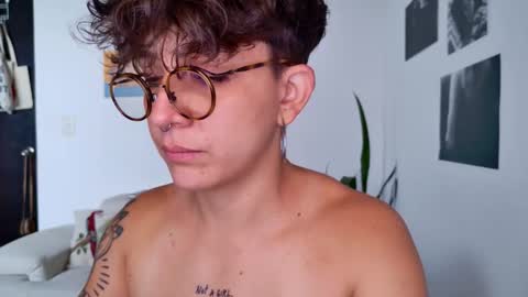 Snapshot of simone_4201 chatting on 10/16/25, 01:45 Sim. online show from 10/16/25, 01:45