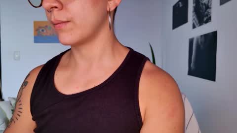 Snapshot of simone_4201 chatting on 10/29/25, 01:02 Sim. online show from 10/29/25, 01:02