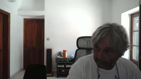 Snapshot of simonthenudist chatting on 04/17/26, 10:07 Simon online show from 04/17/26, 10:07