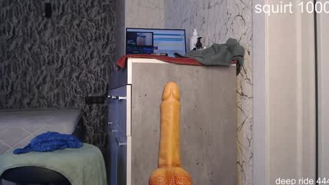 Snapshot of simplegirl1996 chatting on 12/17/25, 06:30 regina online show from 12/17/25, 06:30