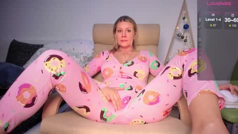 Snapshot of simply_sasha chatting on 12/16/24, 02:47 A present for me online show from 12/16/24, 02:47