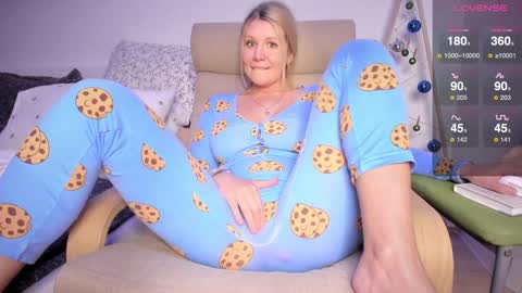 Snapshot of simply_sasha chatting on 12/18/24, 06:10 A present for me online show from 12/18/24, 06:10