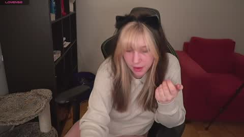 Snapshot of sinforyou_ chatting on 03/23/26, 01:31 wwoooooooooooof online show from 03/23/26, 01:31