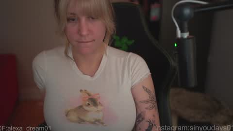 Snapshot of sinforyou_ chatting on 03/25/26, 11:22 wwoooooooooooof online show from 03/25/26, 11:22