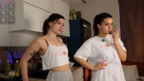 Hello guys our names Emma and Gabriela online show from 11/19/25, 08:03