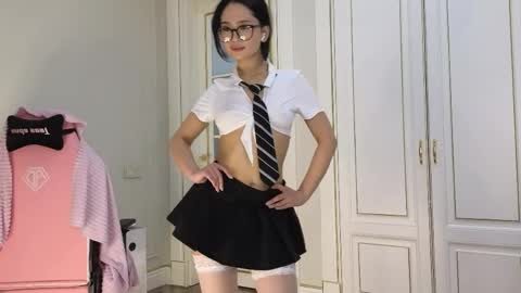 Snapshot of sinsemillaa chatting on 05/17/26, 03:41 Ellie online show from 05/17/26, 03:41