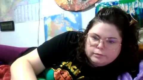 Snapshot of siofra chatting on 06/23/26, 08:07 Siofra online show from 06/23/26, 08:07