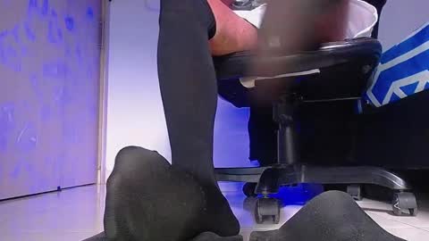 only foot                         worshipers here online show from 11/15/25, 08:05