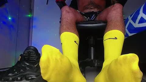 only foot                         worshipers here online show from 02/04/26, 02:17