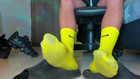 Snapshot of sir_kev66 chatting on 04/17/26, 12:46 only foot worshipers here online show from 04/17/26, 12:46