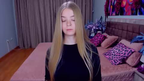 SirenaBloom online show from 12/19/25, 06:20