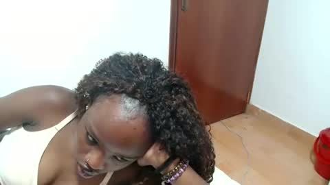 Snapshot of sismile chatting on 04/10/26, 02:00 shannie online show from 04/10/26, 02:00