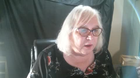 Snapshot of sissydianetx chatting on 02/01/25, 12:40 Sissy Diane online show from 02/01/25, 12:40