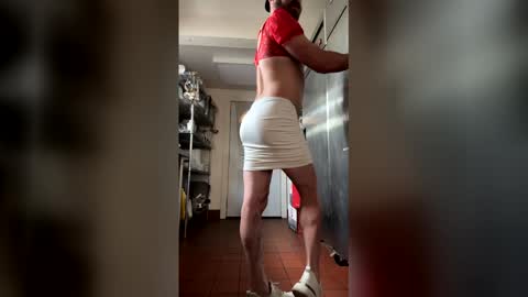 Snapshot of sissymiles chatting on 05/25/26, 06:36 SissyMiles online show from 05/25/26, 06:36
