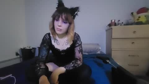 Snapshot of sith_holocrons chatting on 12/14/25, 04:07 Sith Holocrons online show from 12/14/25, 04:07