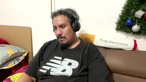 Snapshot of skinhell chatting on 12/17/24, 03:28 Elias online show from 12/17/24, 03:28