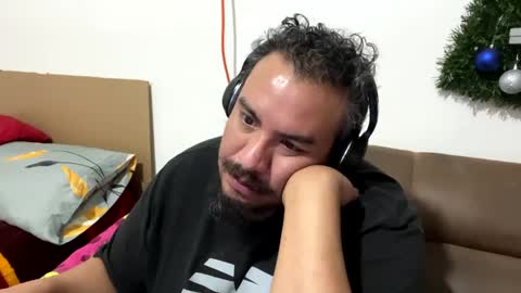 Snapshot of skinhell chatting on 12/28/24, 12:04 Elias online show from 12/28/24, 12:04